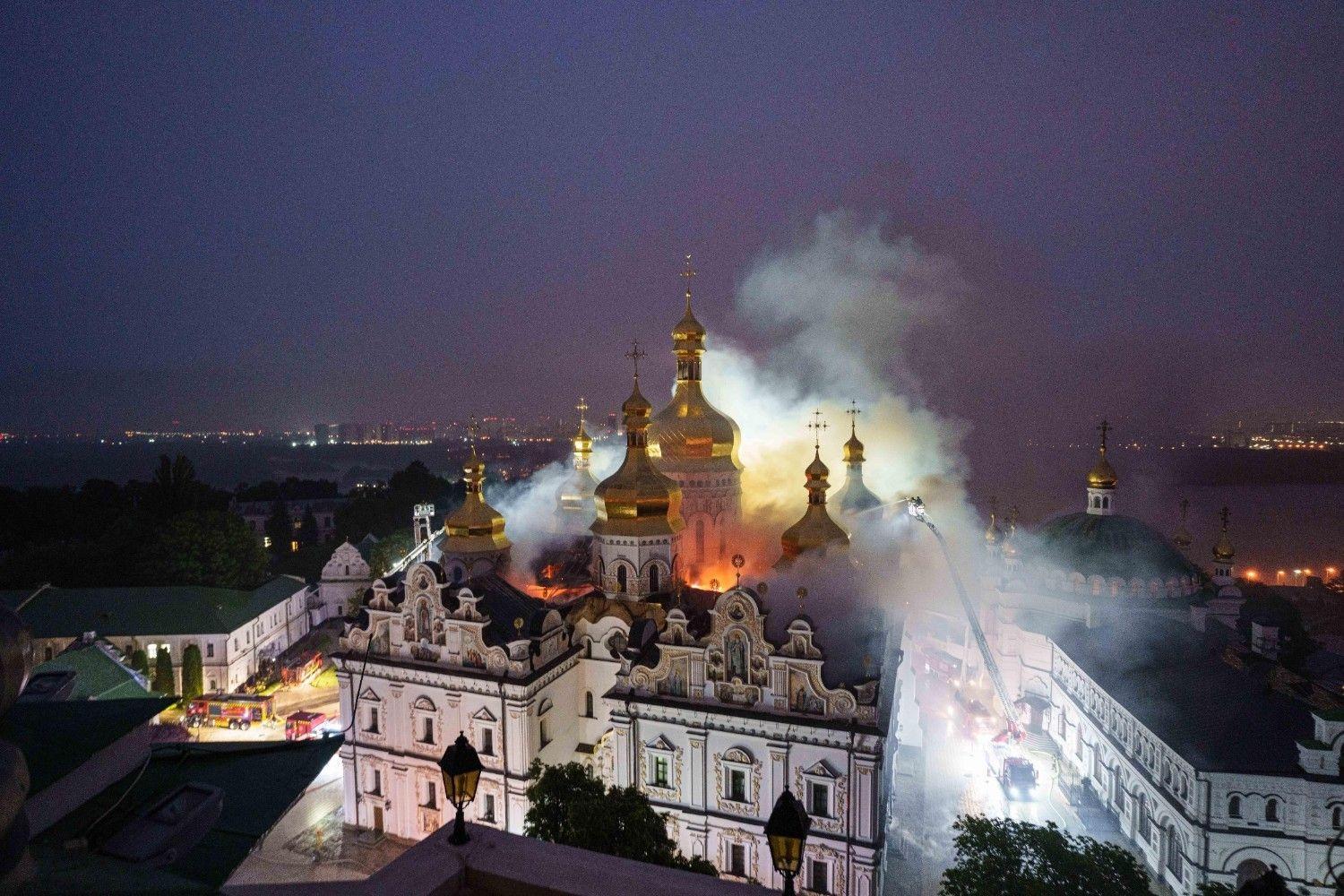 Deadly strikes on Ukraine leave Kiev cathedral in flames