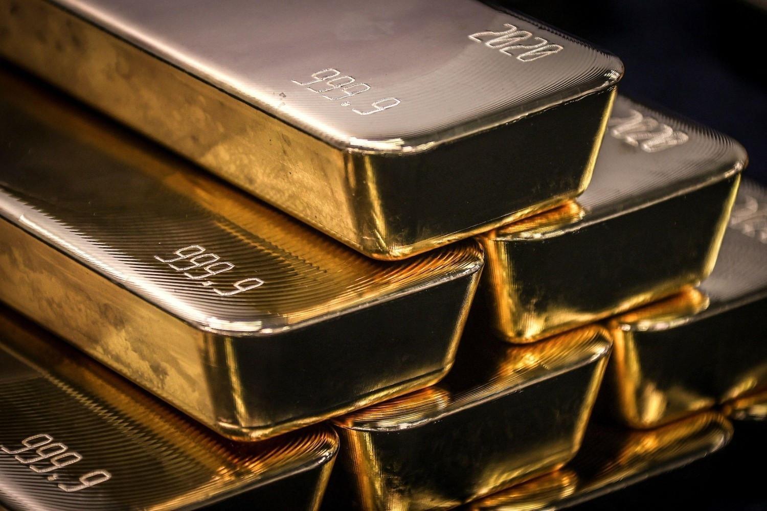 Gold jumps, investors keep their eyes on central banks