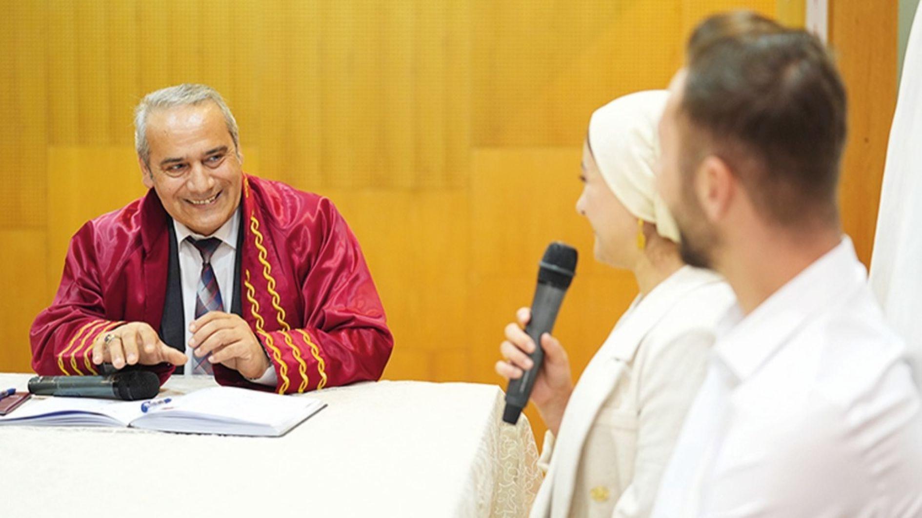 Symbolic officiants rise as new wedding trend