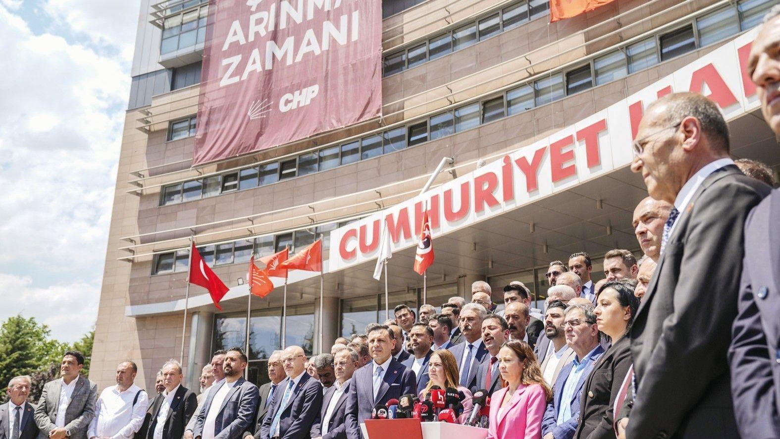 Özel allies deliver signatures in push for new CHP convention