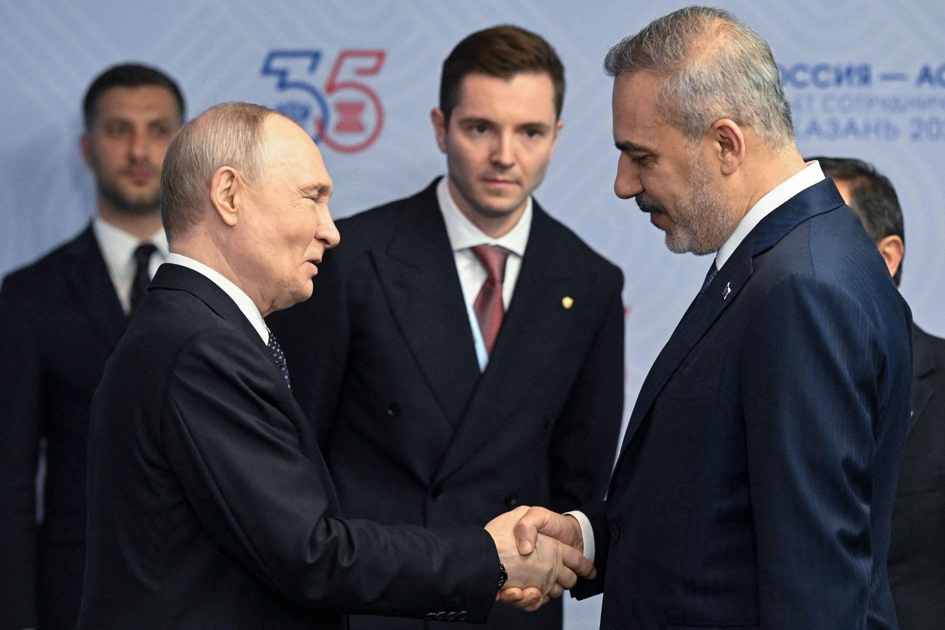 Putin praises Türkiye ties during talks with Fidan
