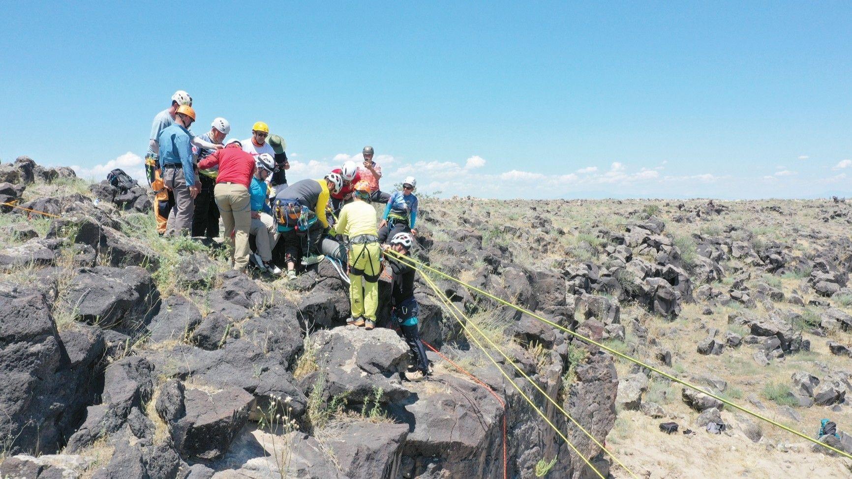 Future hiking guides train on slopes of Mount Ağrı