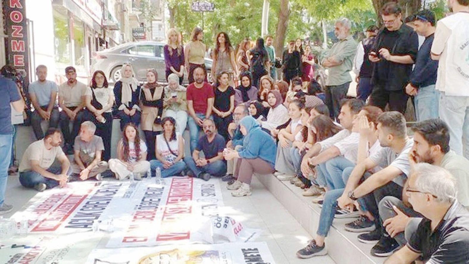 Teachers launch indefinate hunger strike in Ankara