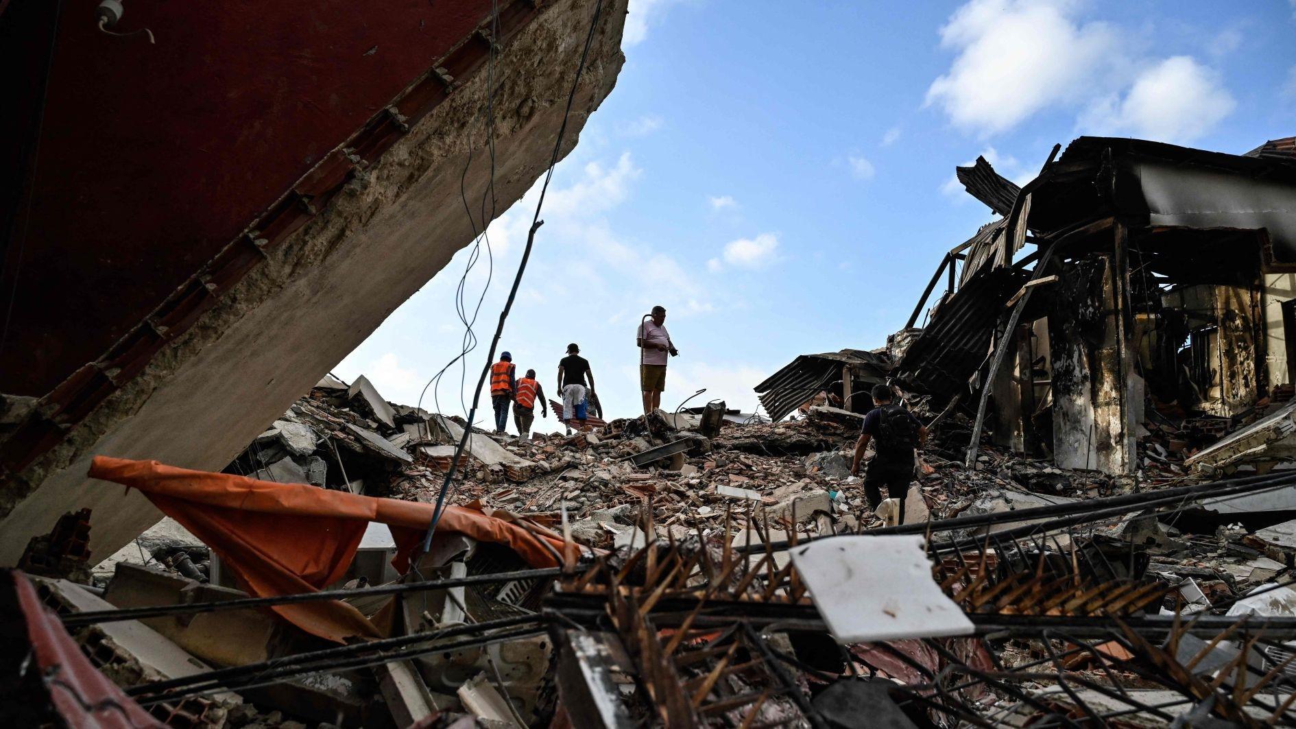 Venezuela quakes kill 1,400 as time running out to find survivors