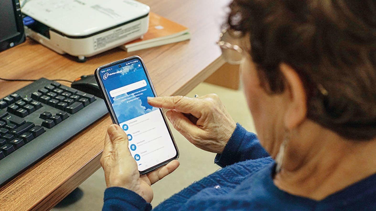 ‘AI license’ suggested for seniors amid digital risks