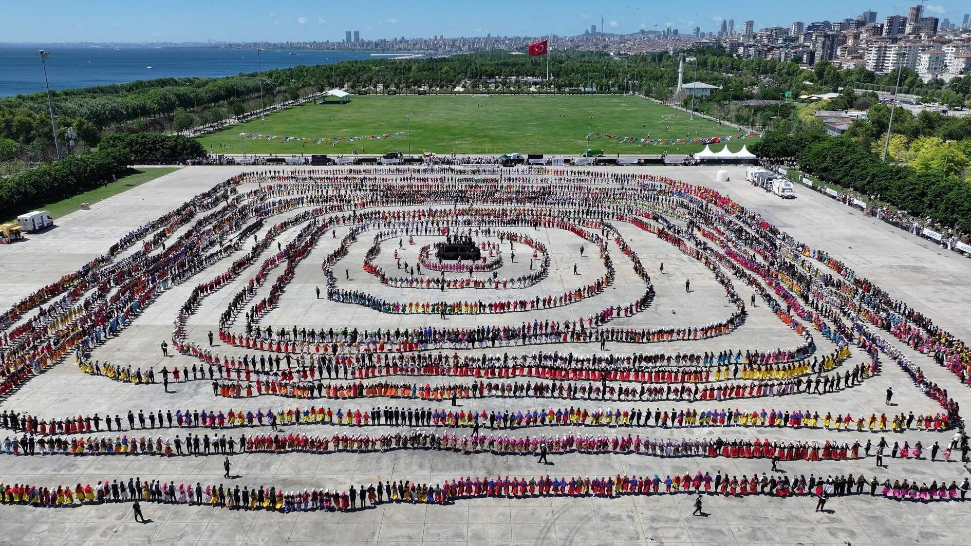 5,000 dancers set Guinness World Record with mass horon performance