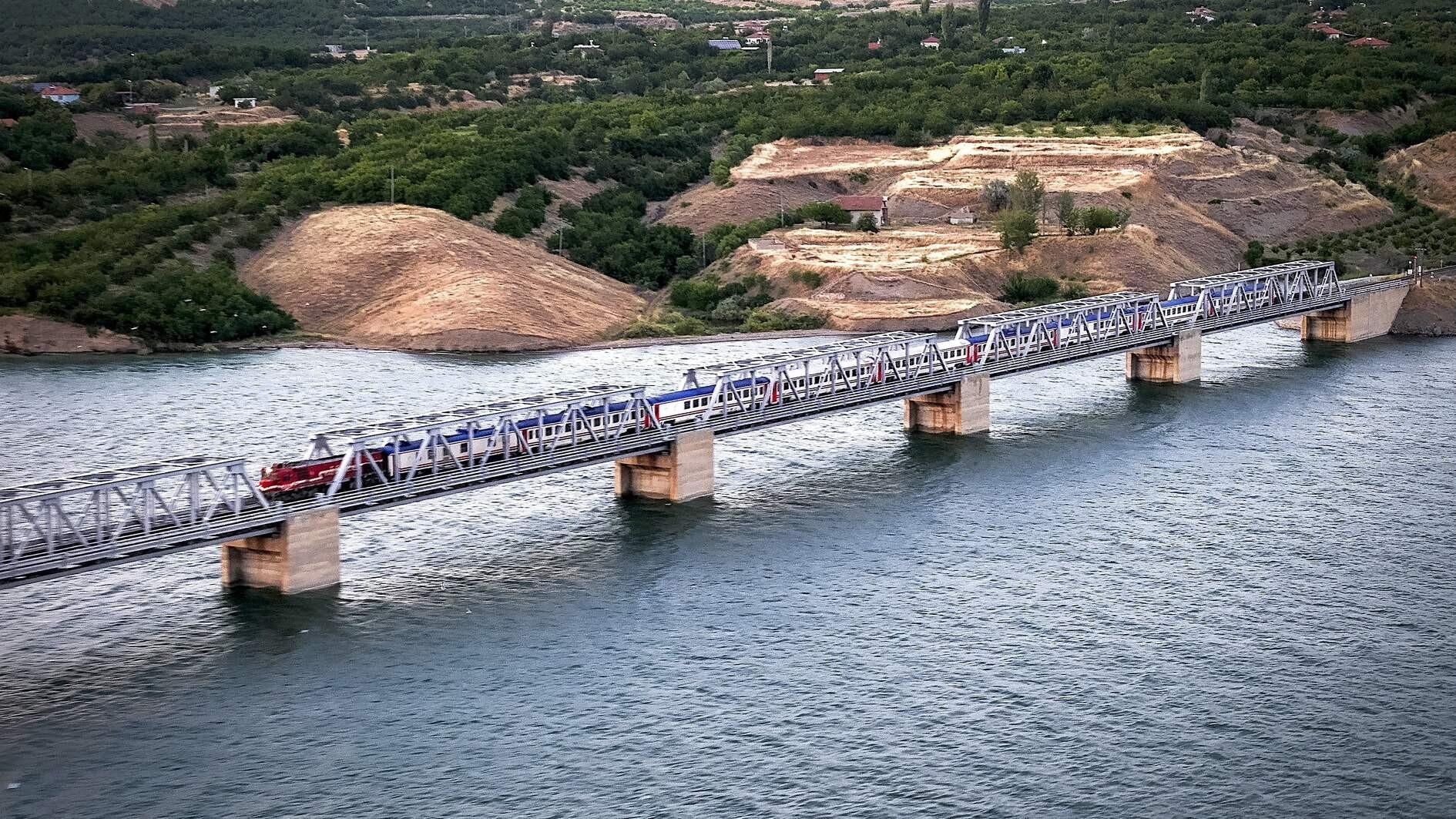 Türkiye's longest railway bridge marks 40 years