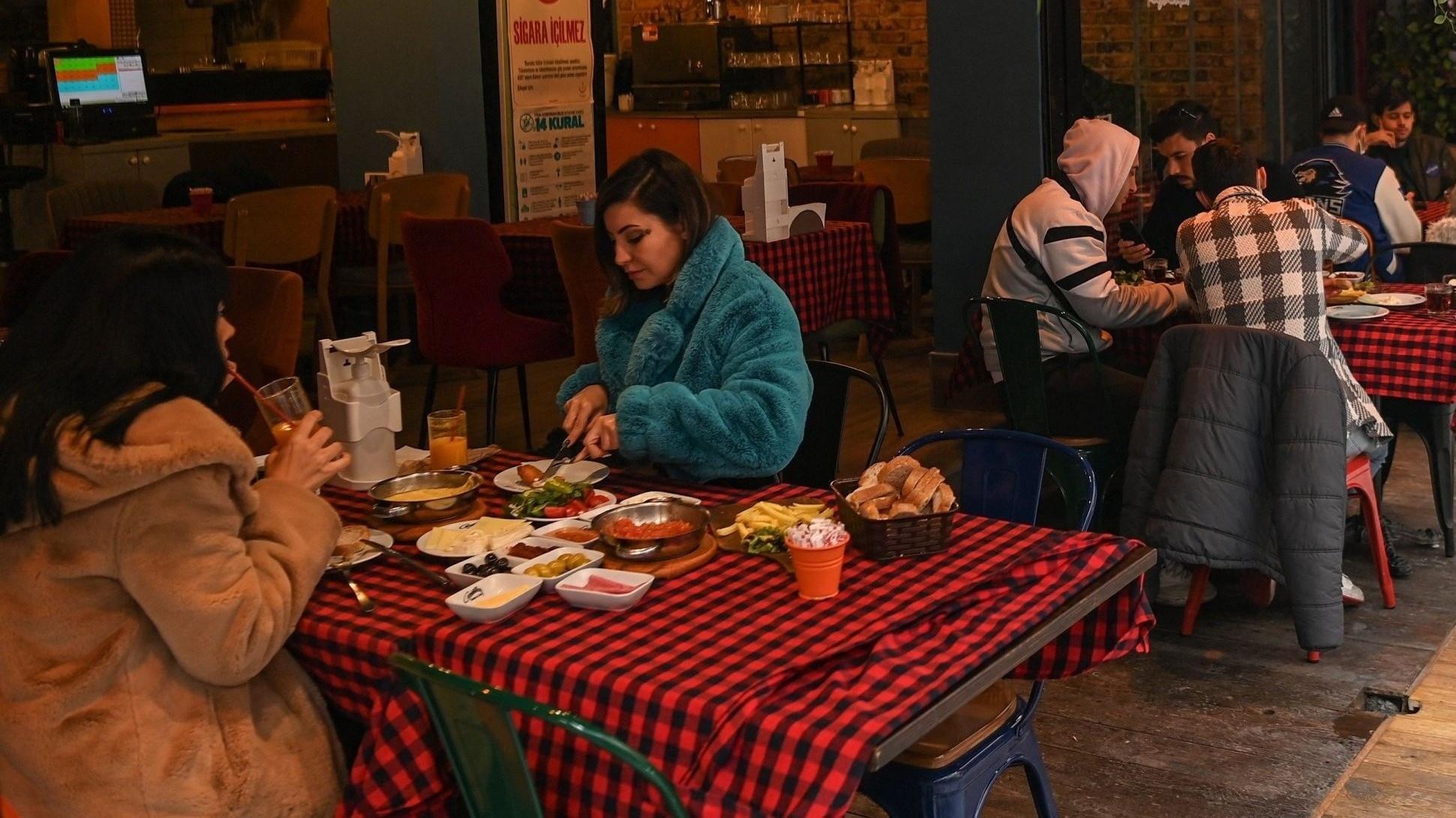 Restaurants, cafes introduce detailed menus