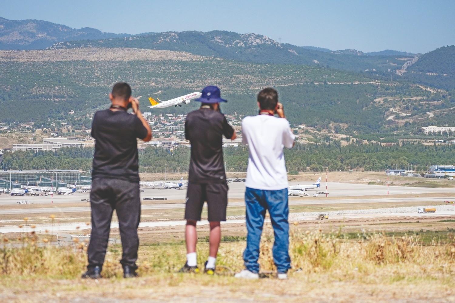 Young plane spotters in İzmir turn passion into aviation dream