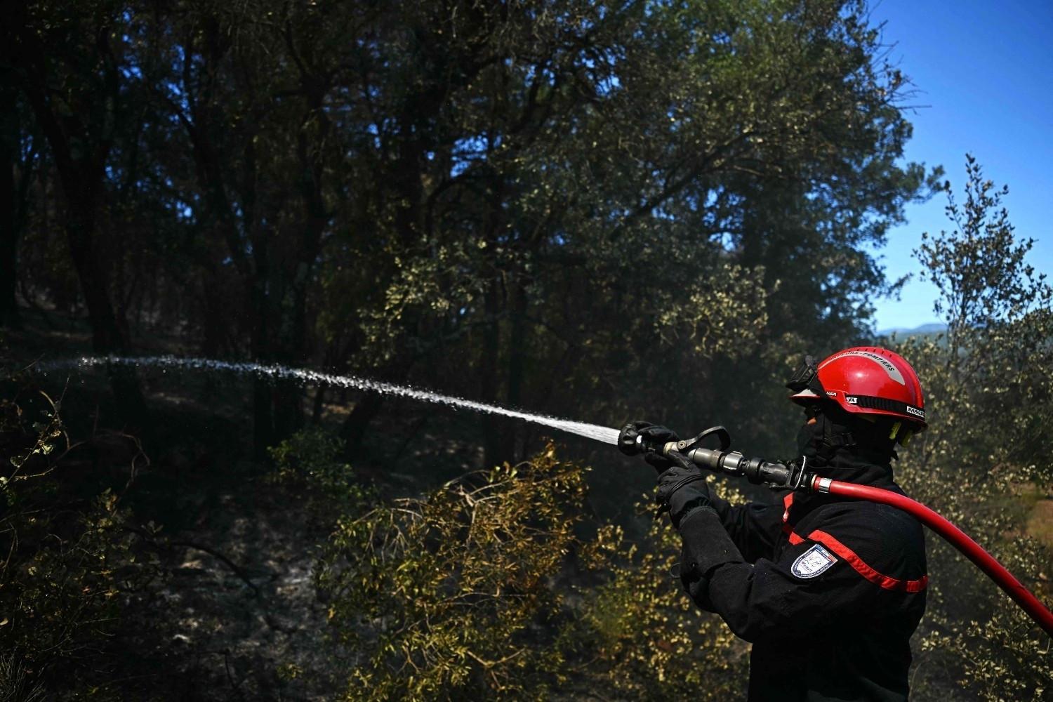 Thousands flee raging wild fires in southern Europe