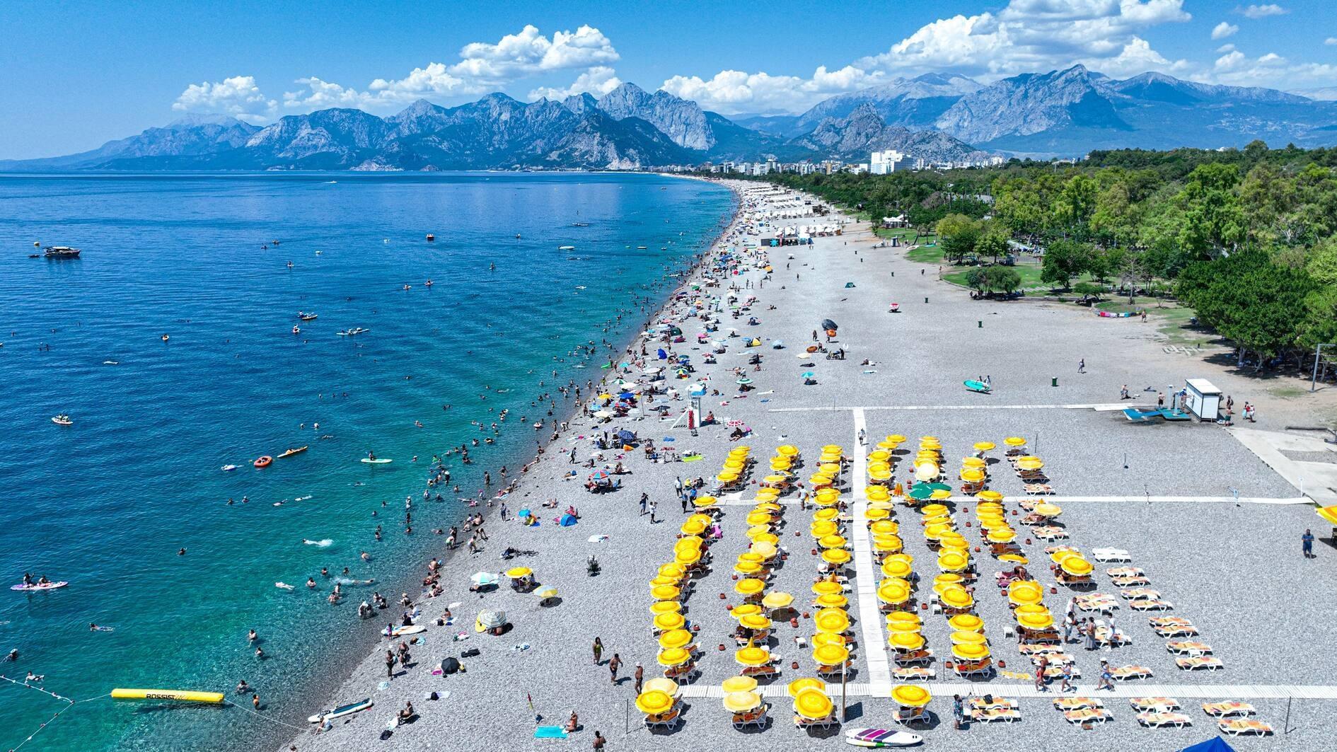 Demostrators take to Bodrum beach amid surge in private beach fees