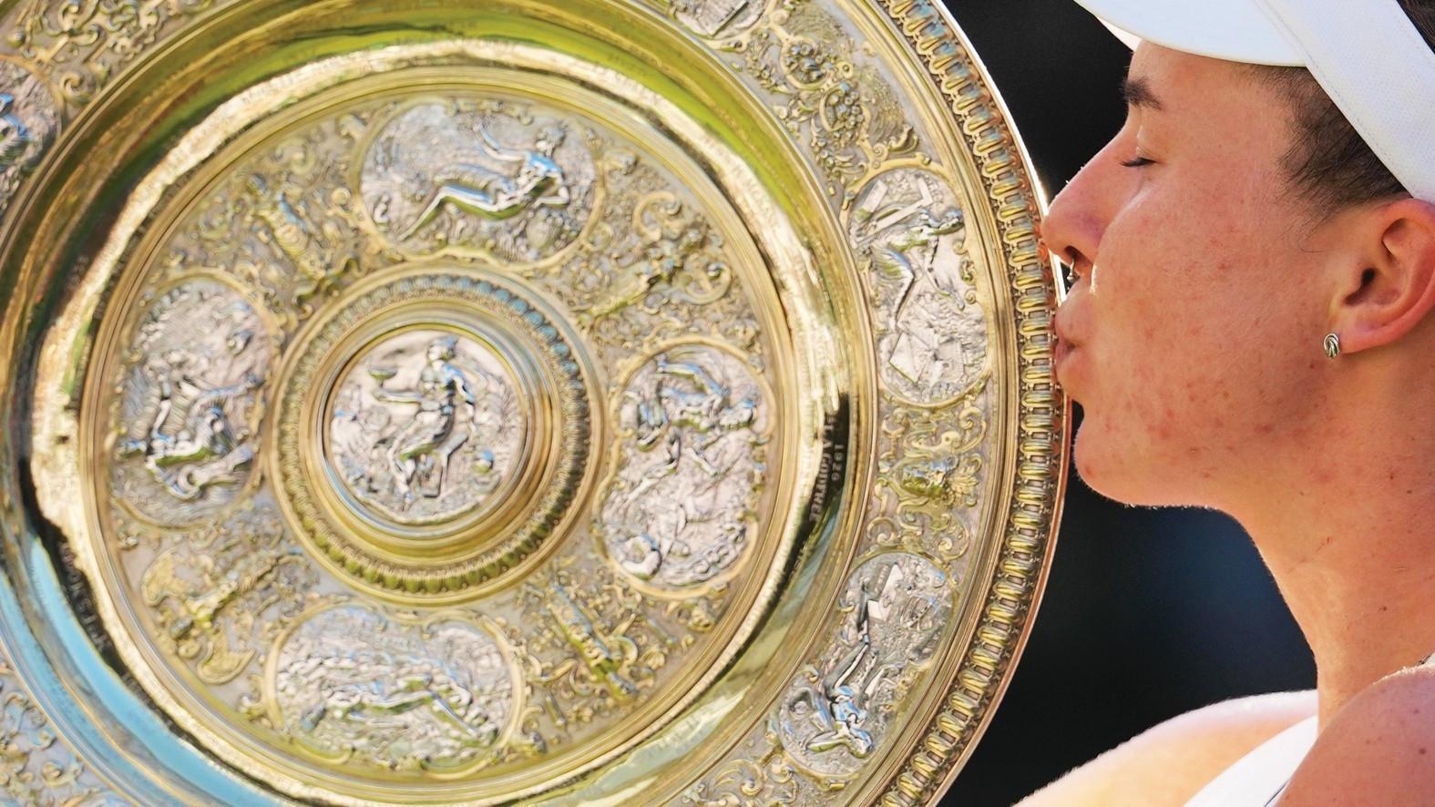 Noskova wins maiden Grand Slam title