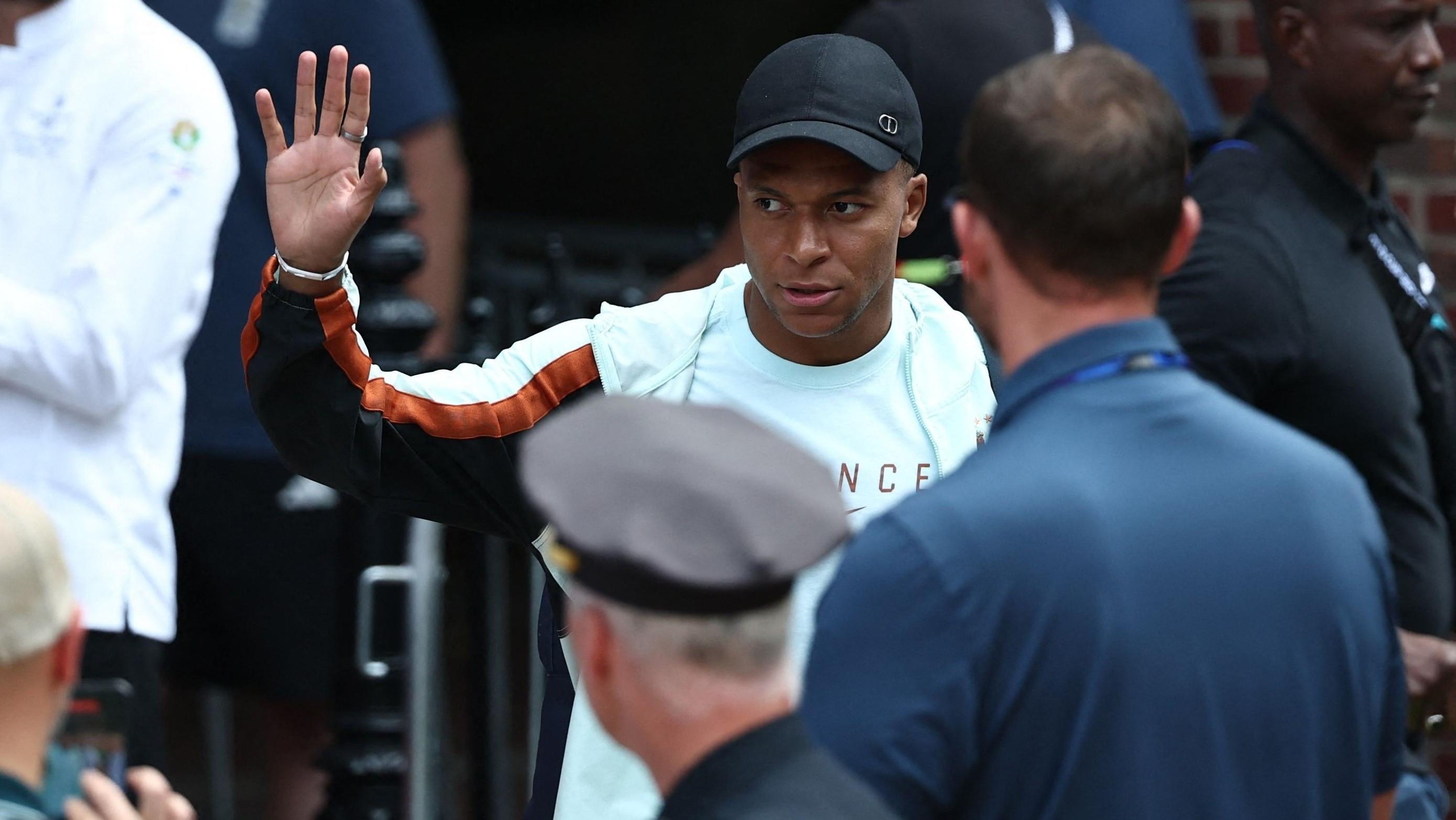 France, England prepare for gloomy World Cup send-off