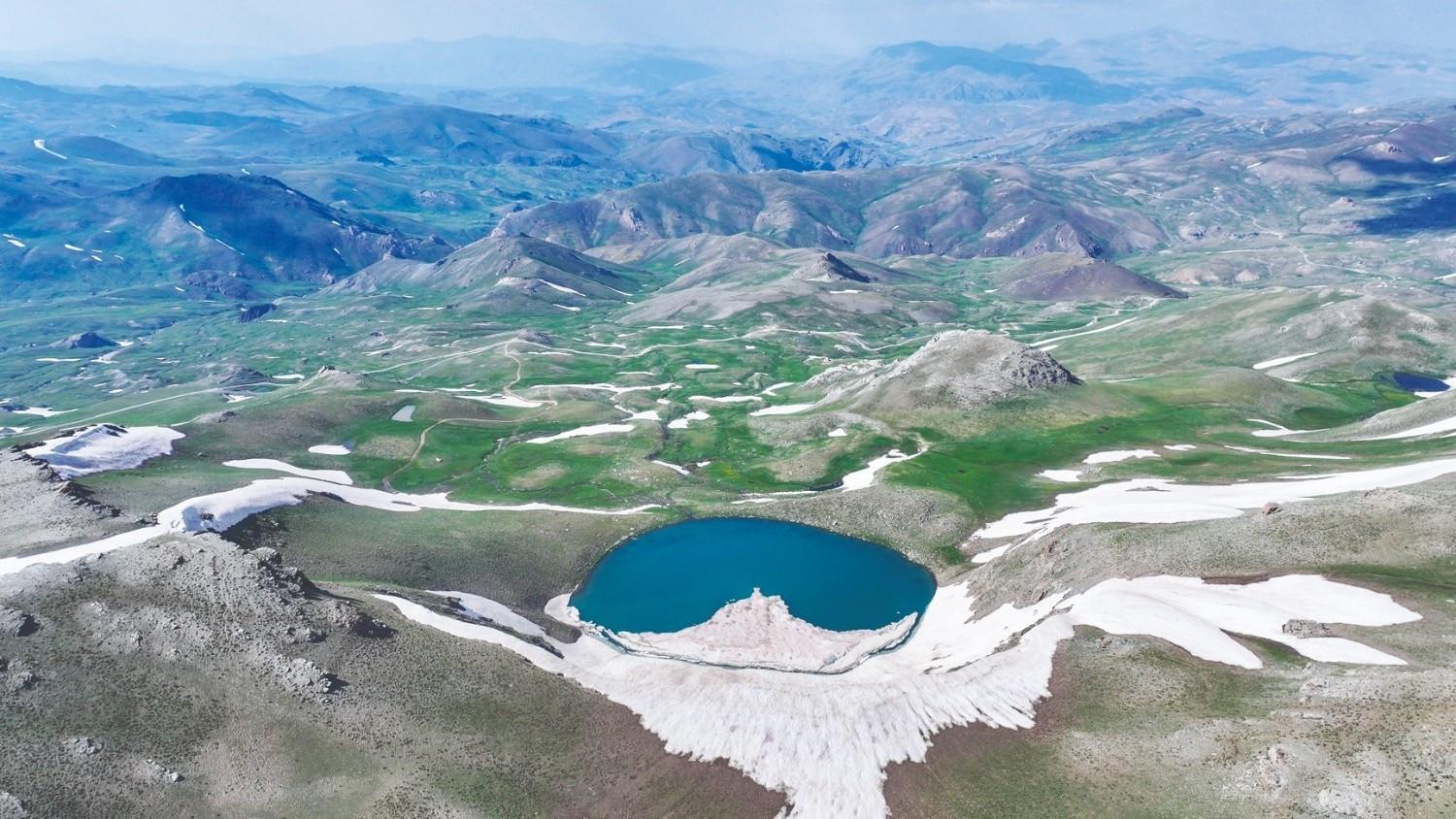 Faraşin Plateau draws summer visitors with glacial lakes