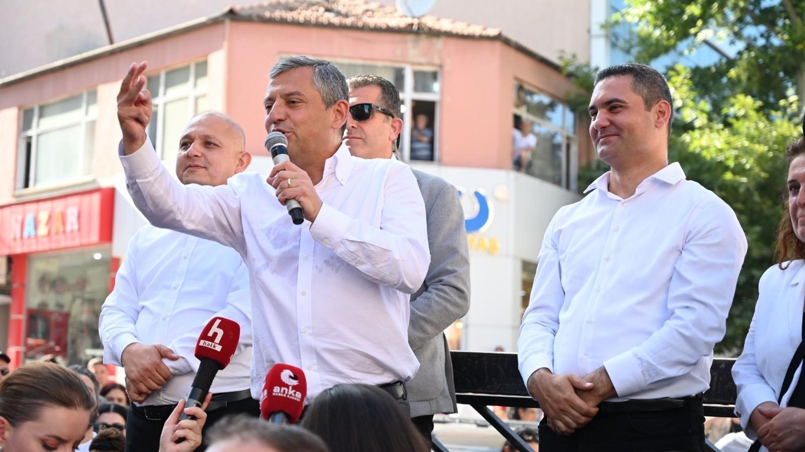 Özel calls on high court to reverse CHP convention ruling