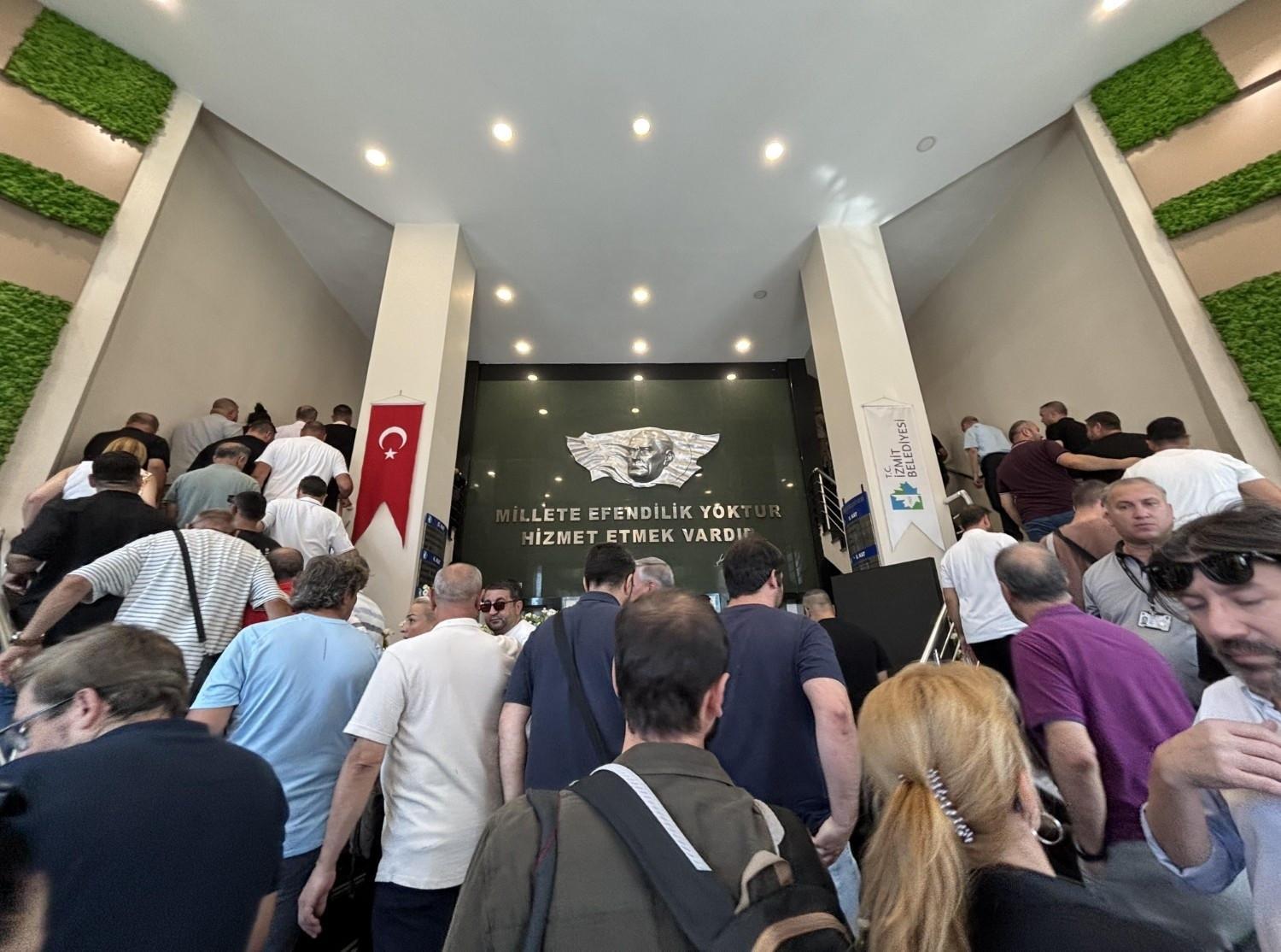 İzmit mayor, senior officials detained as CHP-run district hit by probe
