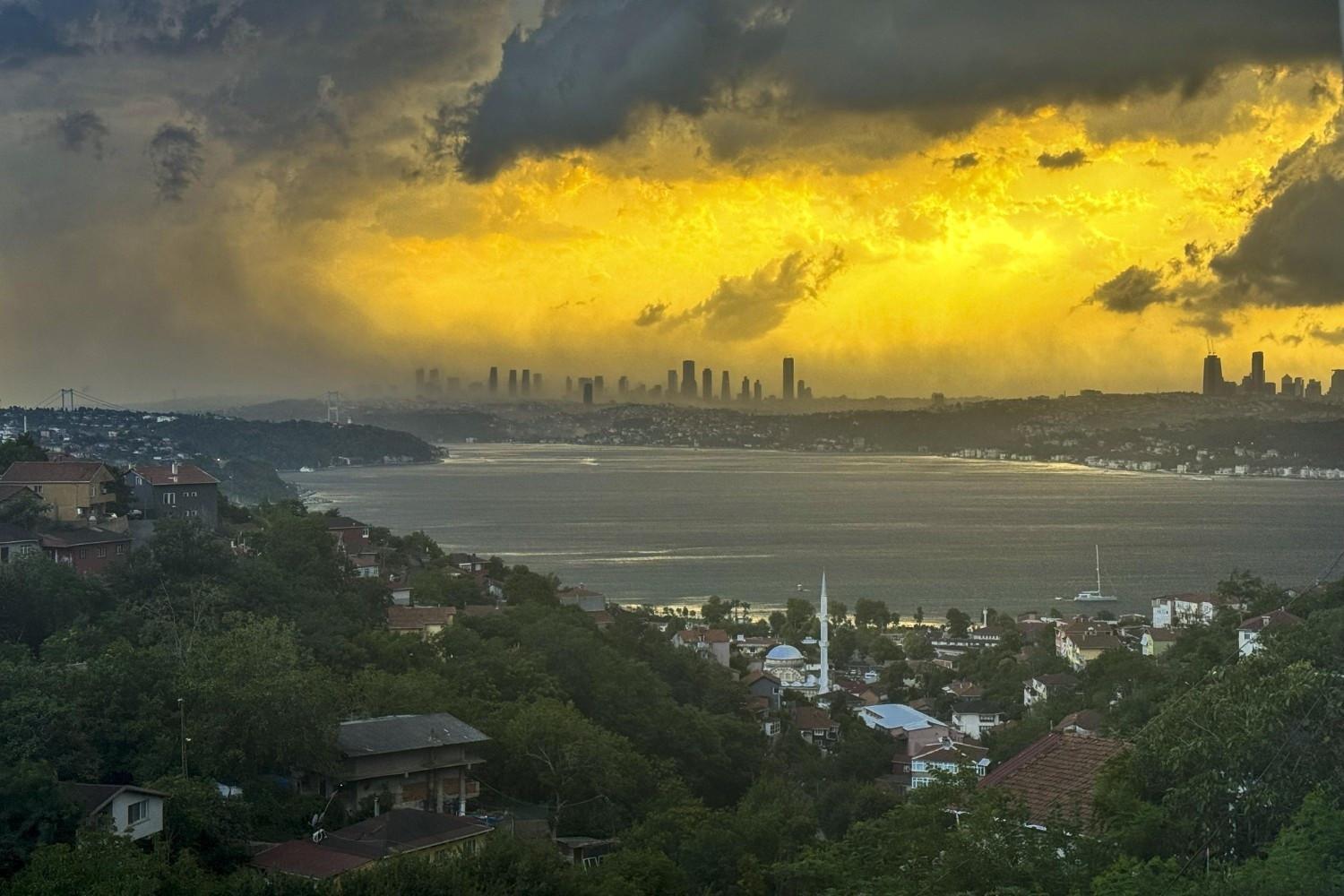 Severe storm hits Istanbul, triggers swimming bans