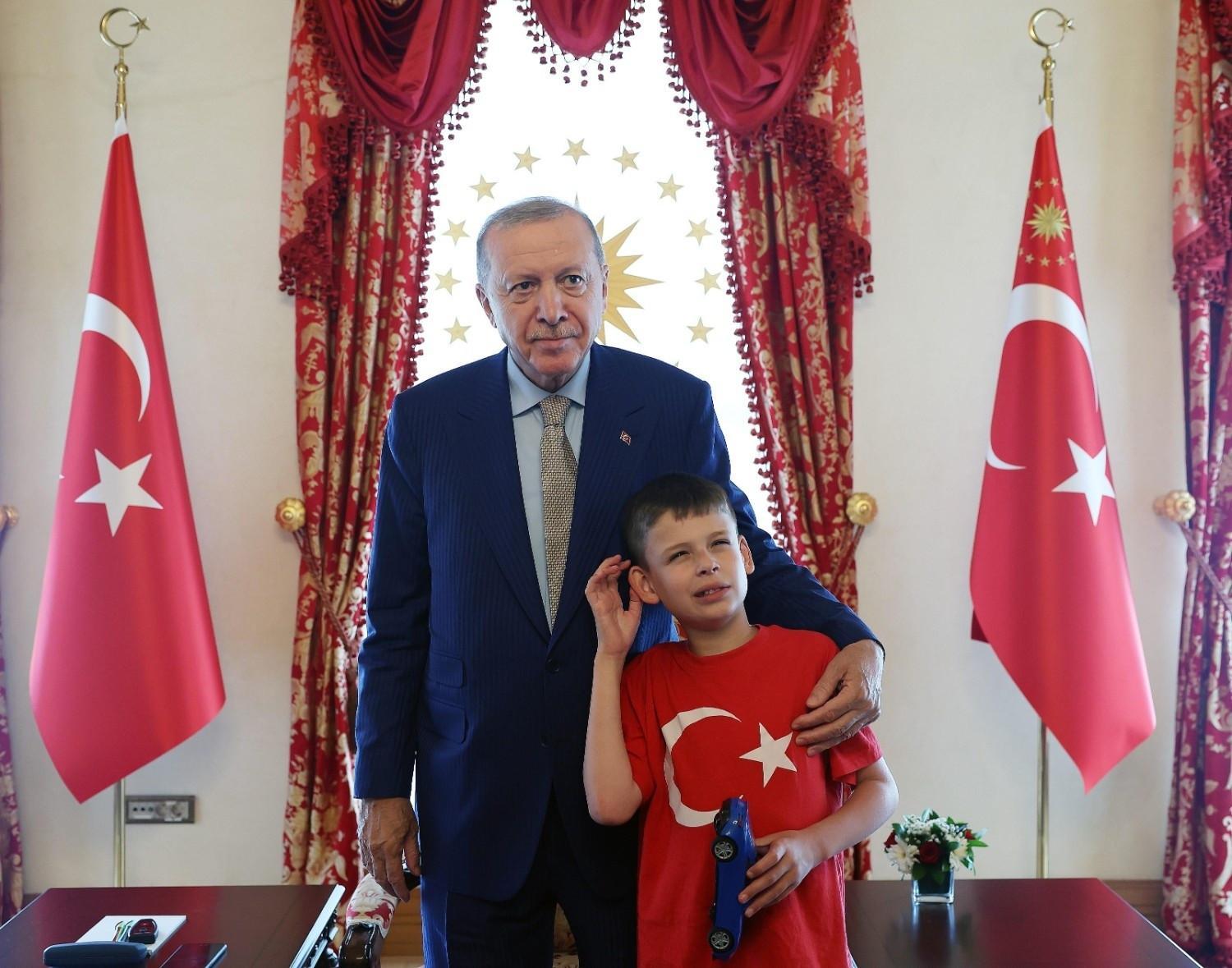 Erdoğan meets boy behind ‘Cake Not Hate’ campaign