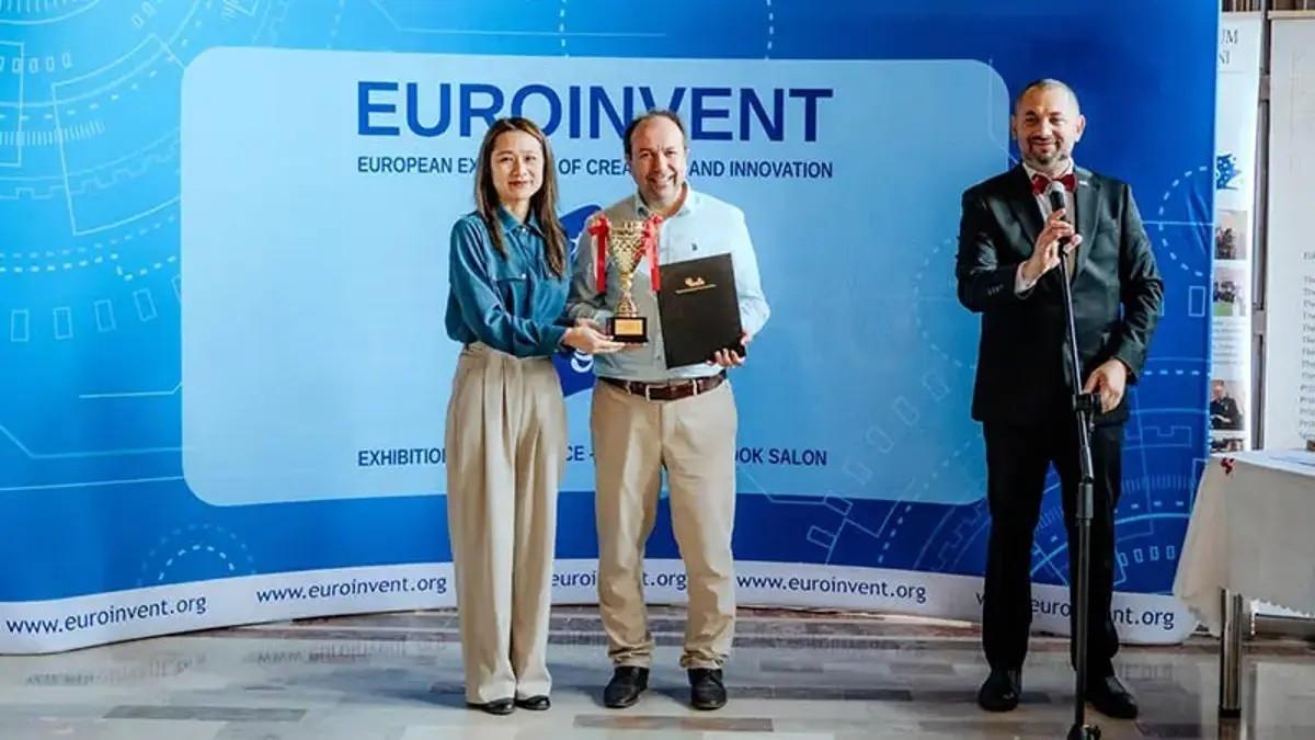 12 Turkish academics win gold in Romania for melanoma patch