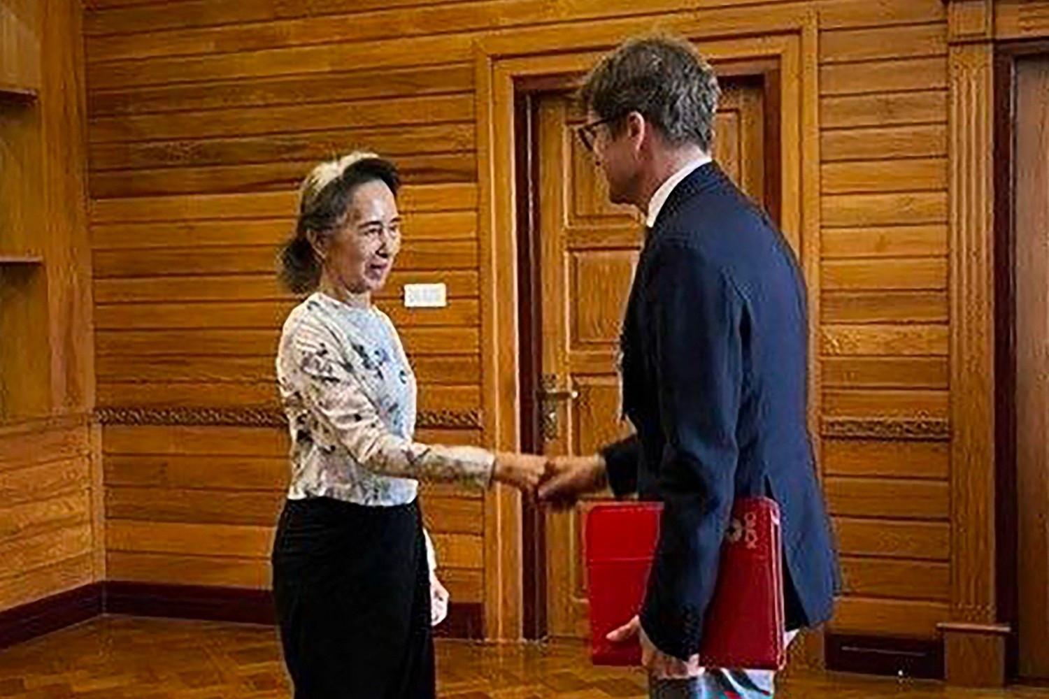 Detained Suu Kyi meets Red Cross official