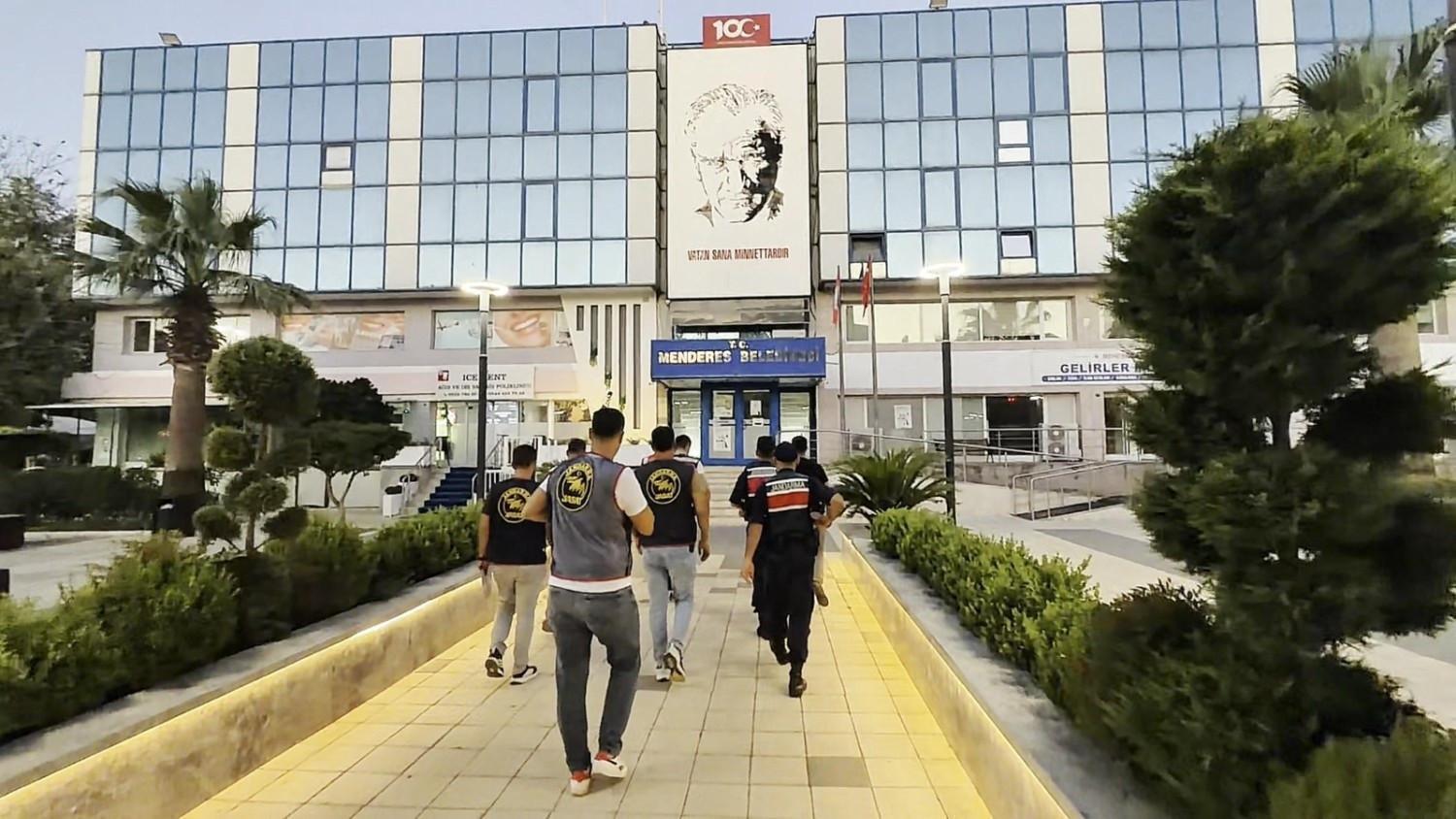 Mayor of İzmir’s Menderes among 13 detained in corruption probe