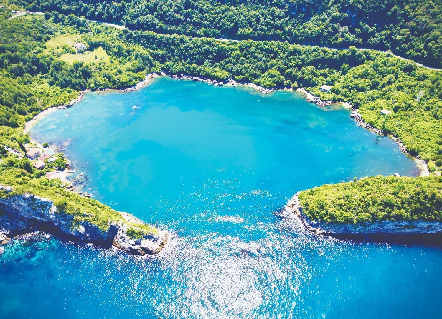 Gideros Bay welcomes visitors with scenic beauty