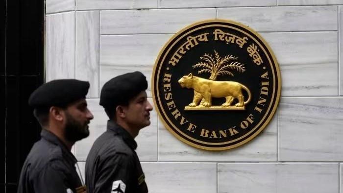 The Indian central bank holds rates as it assesses the Mideast shock.