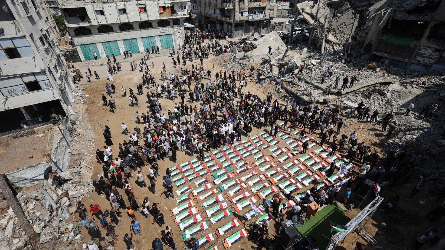 Gazans hold mass funeral for those killed during war
