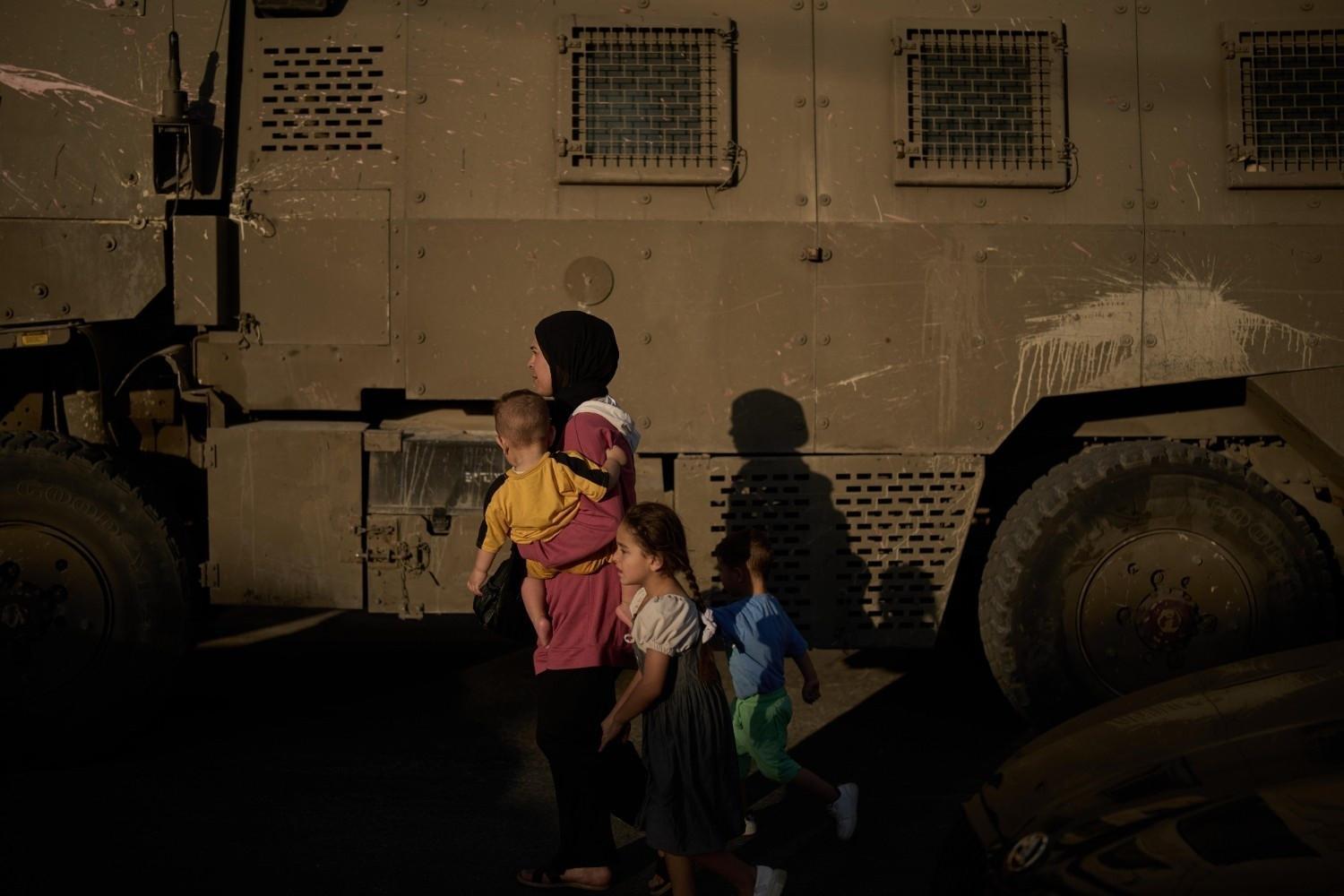 Israeli settlers injure Palestinians, set fire to West Bank homes