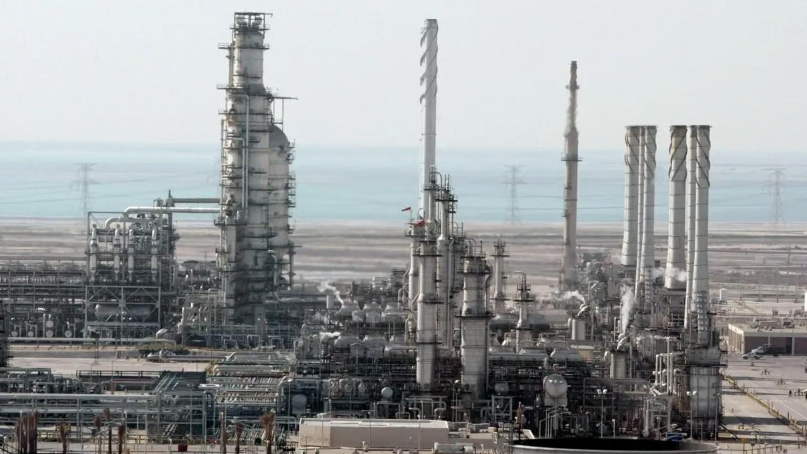 Houthis say struck refinery on Saudi coast