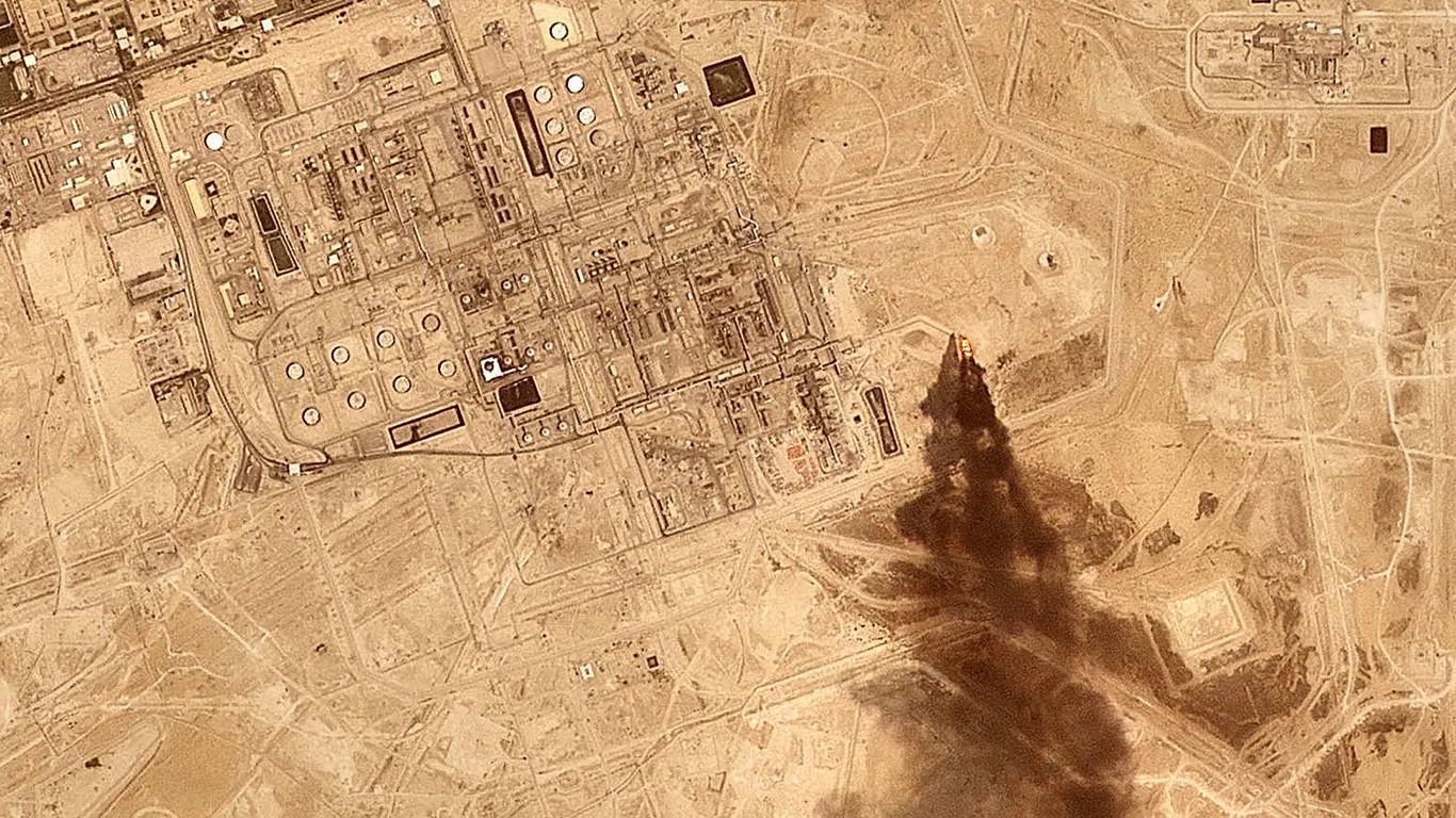 Houthi attacks kill 11 in Yemen, target Saudi refinery