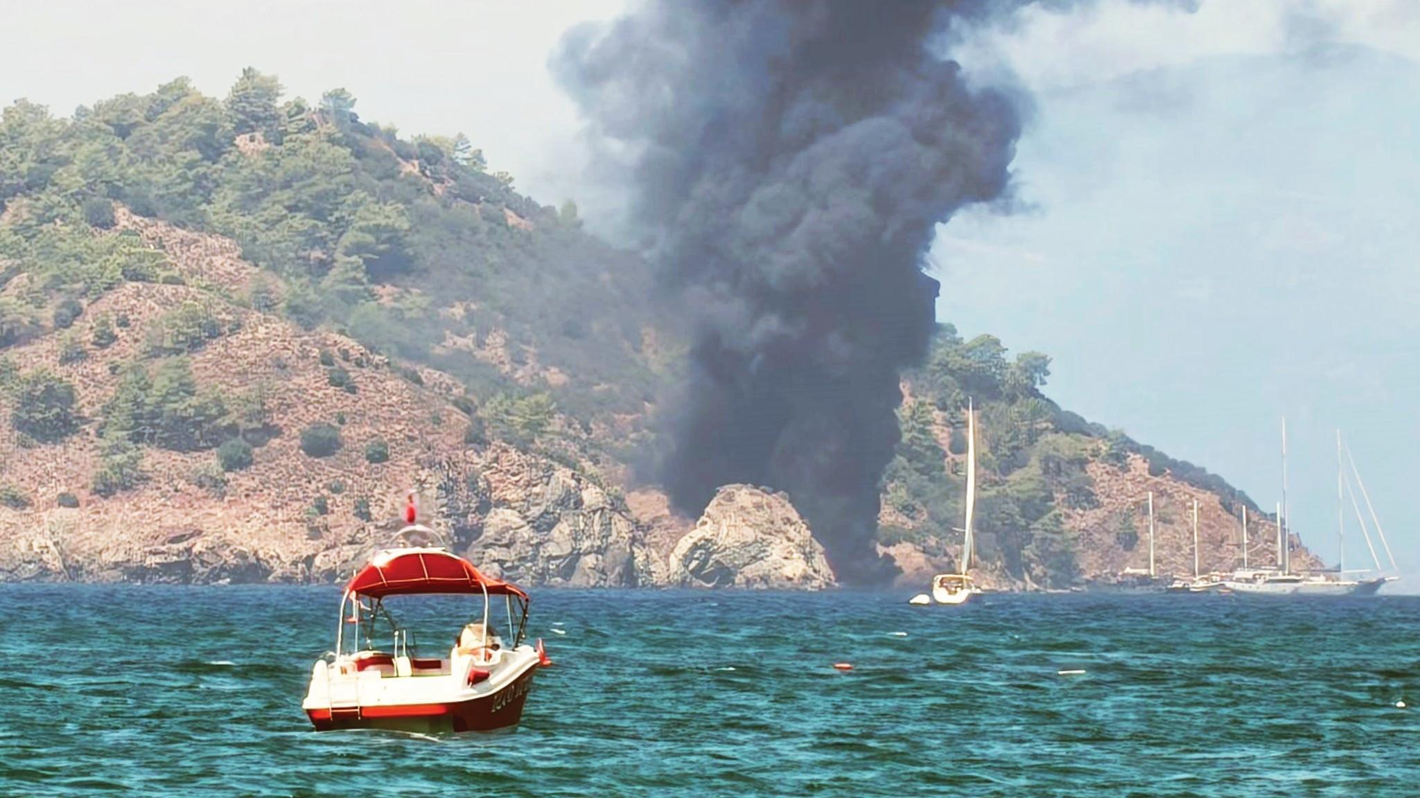 115 jump into sea as tour boat catches fire off Fethiye