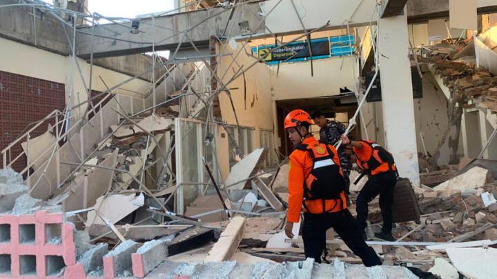 Thousands await aid after deadly Indonesian quake