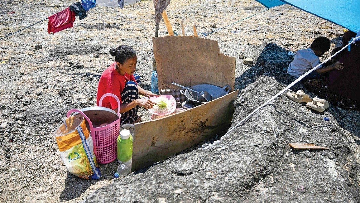 Thousands in Indonesia await aid after quake kills 54