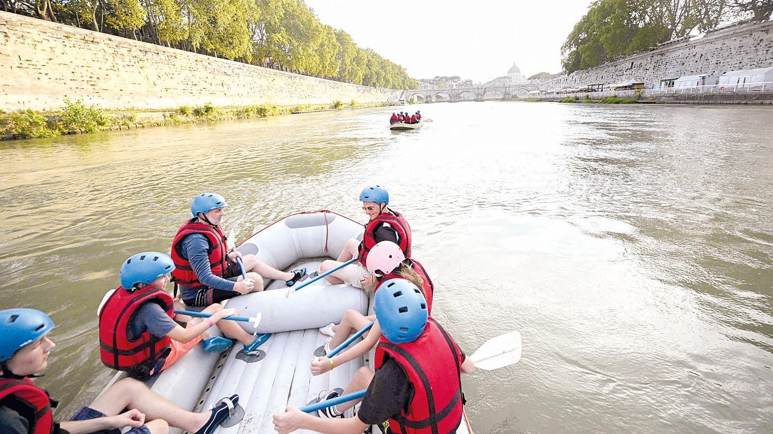 Rafts on Tiber River cool down tourists