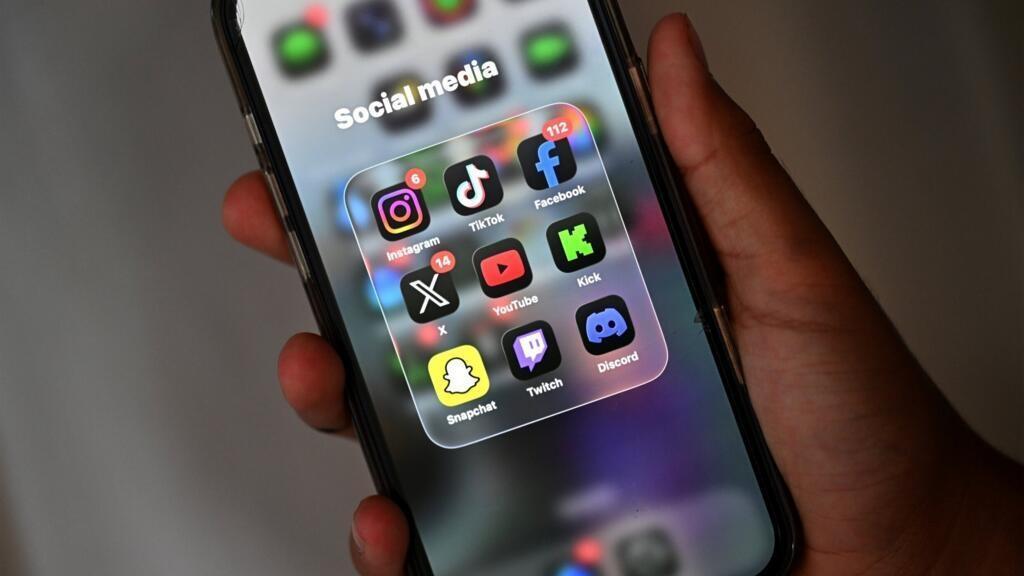 New Zealand moves to ban social media for under-16s