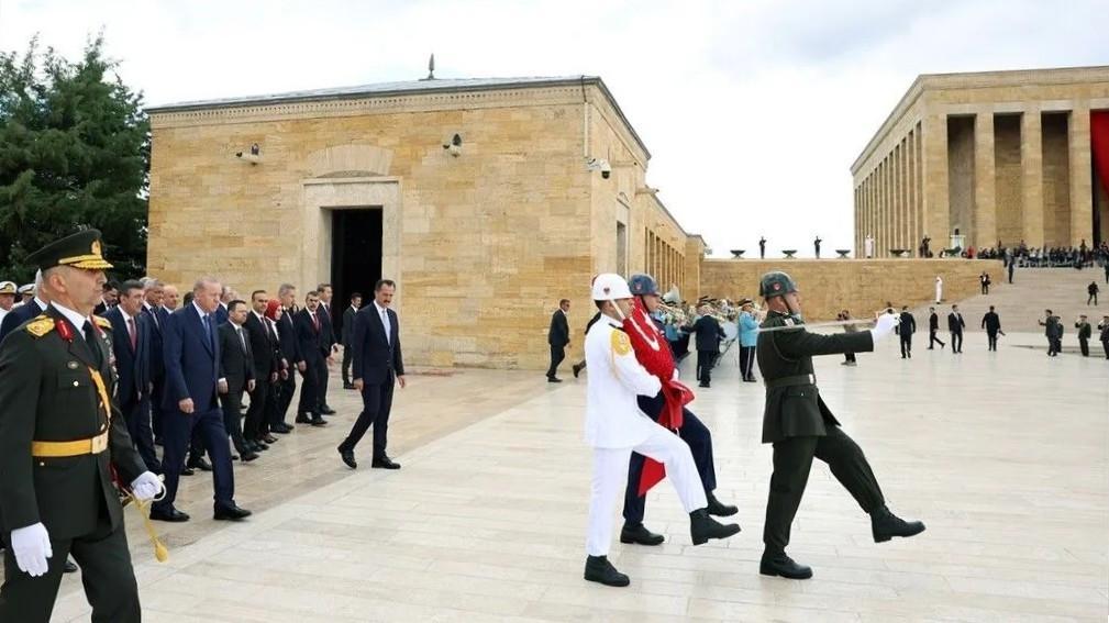 Türkiye marks 104th Victory Day as Erdoğan visits Anıtkabir amid naval parade