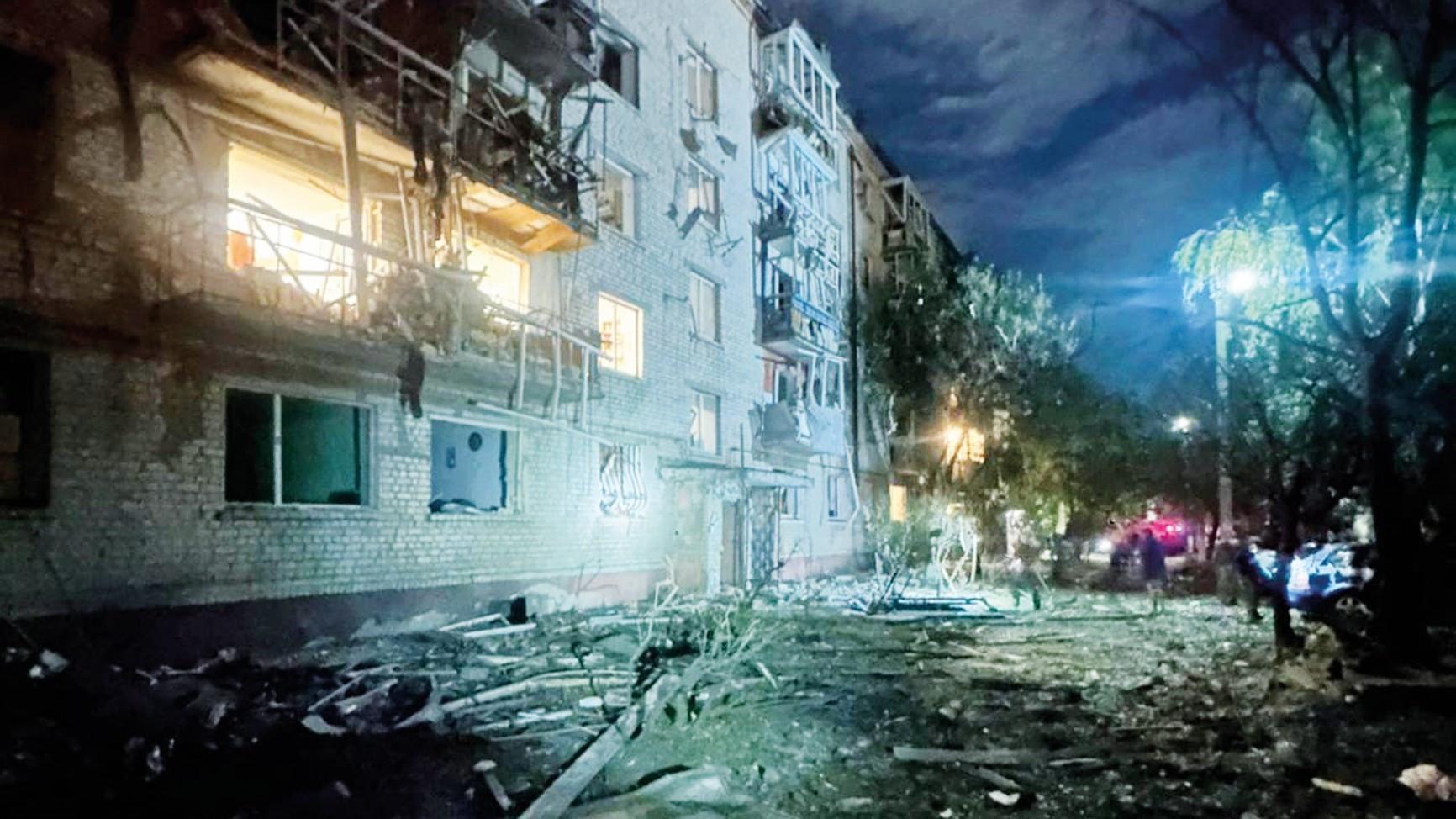 Mass Russian barrage kills 12 in Kiev