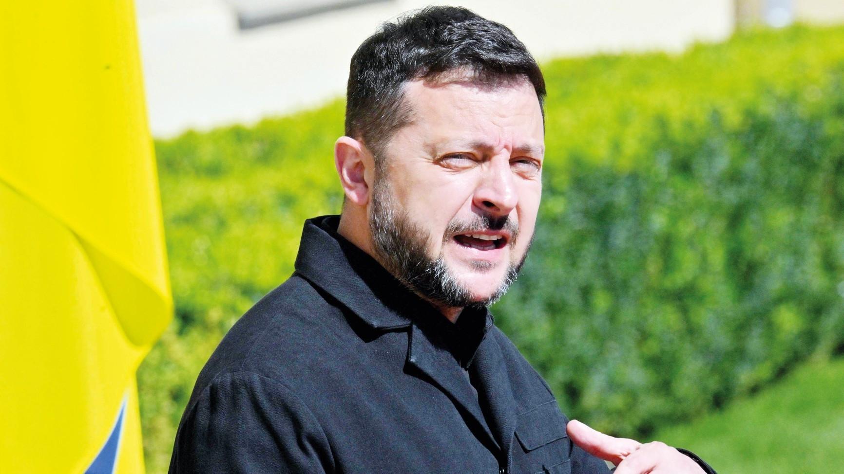 Zelensky slams his security services for shootout