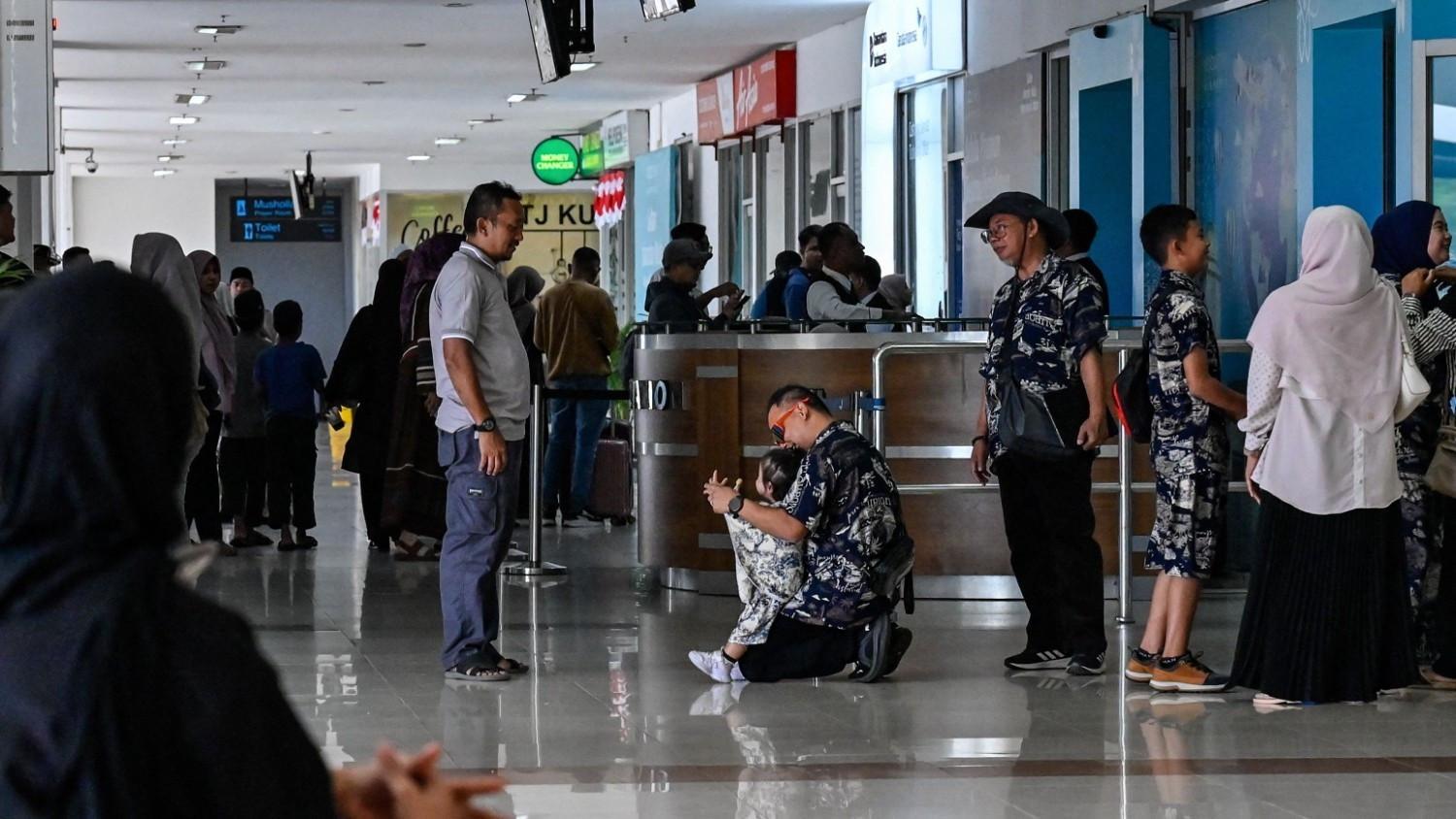 Jakarta airport extends closure