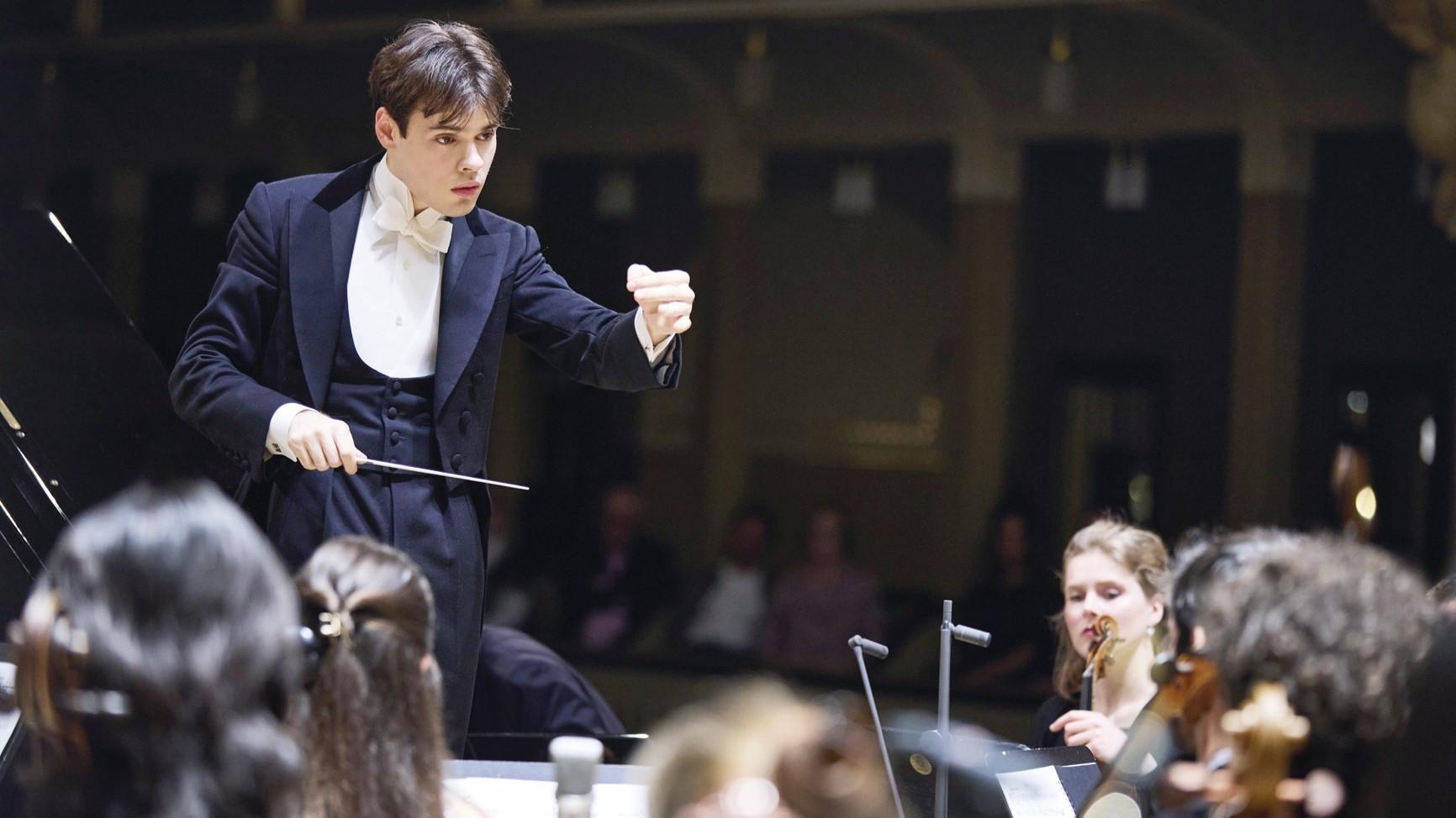 Young conductor takes on ‘Carmina Burana’ at Aspendos