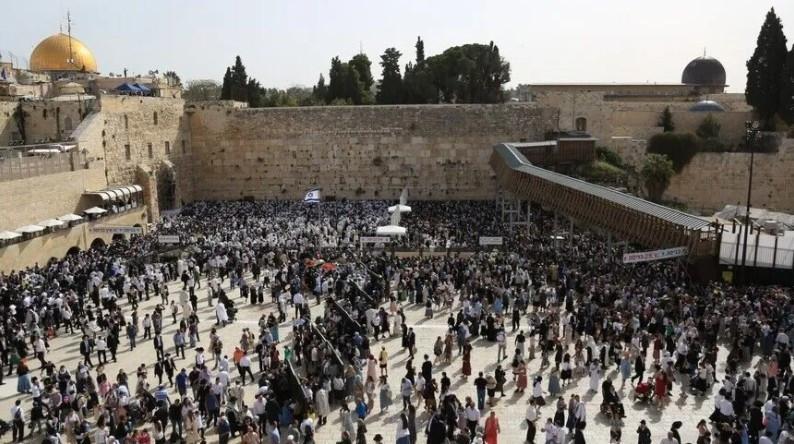 Thousands of Israelis enter Western Wall plaza amid tight security