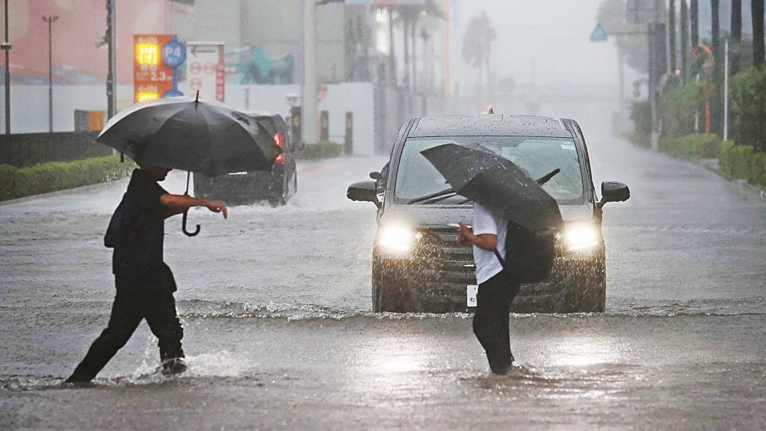 Typhoon Dujuan leaves four dead in Japan