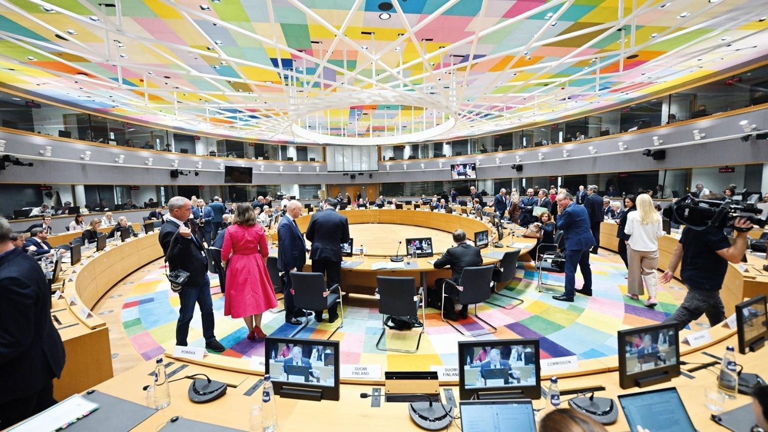 Azerbaijan pardons Frenchman after EU lifts sanctions on oligarchs