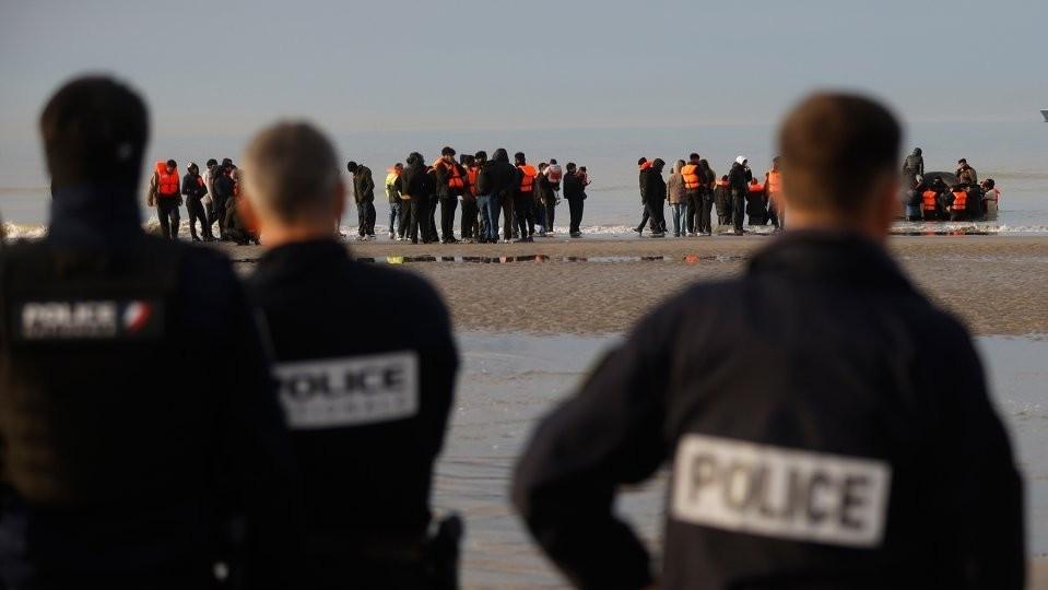 6 arrested in UK protest against migrant boat