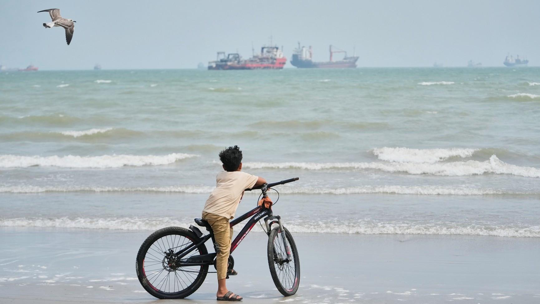 Oil keeps flowing, but cost of Gulf workarounds mount