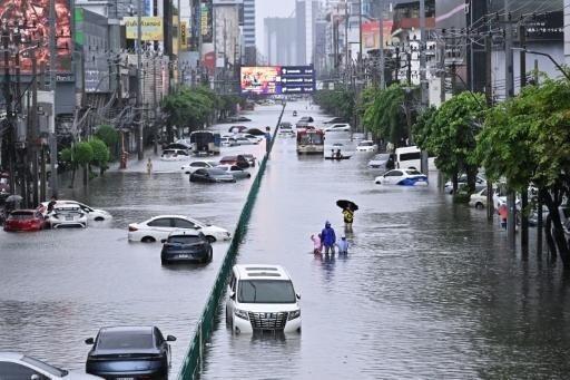 Bangkok floods force thousands into emergency shelters