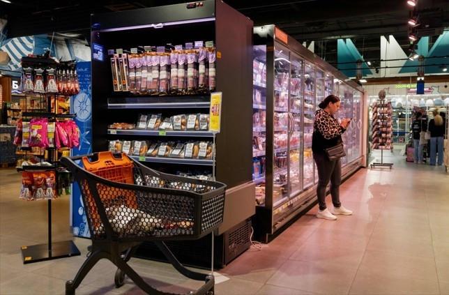 Kiew shoppers feel the pinch from Russian strikes on supply networks