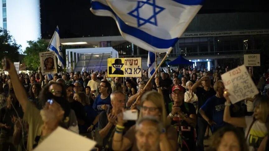 Israelis protest amid Netanyahu’s reported UAE visit