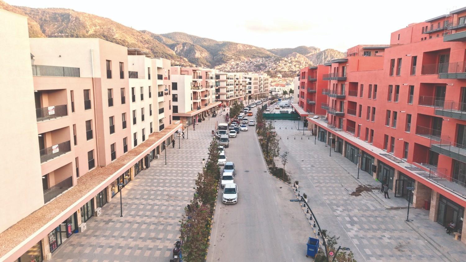 Hatay’s quake-hit Atatürk Avenue reopens for business